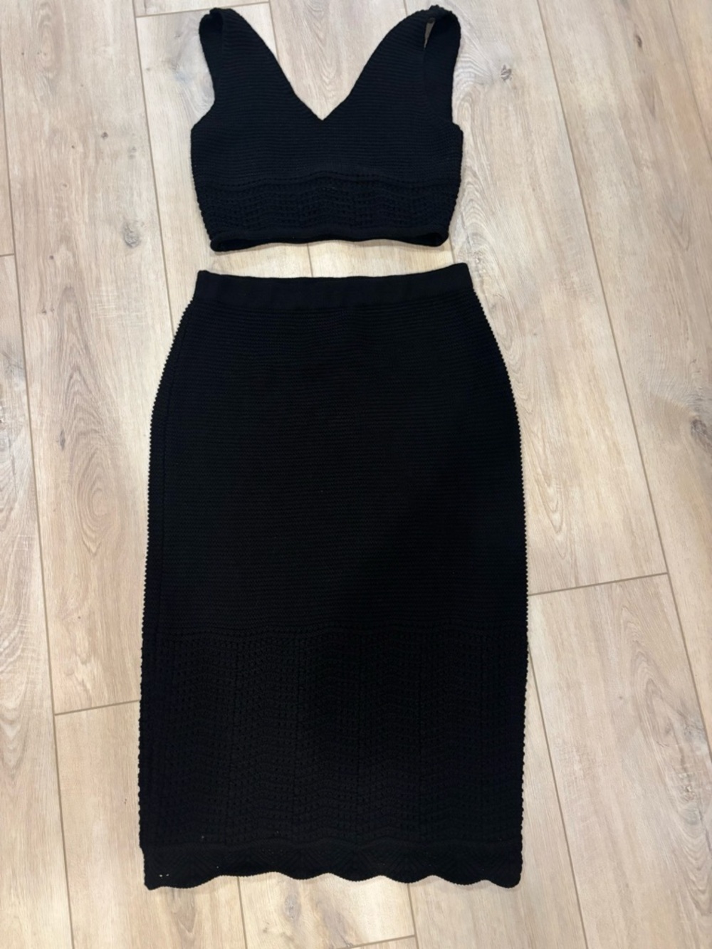 House of Harlow 1960 Black Knit Midi Skirt with Ribbed Texture - Picture 5 of 7